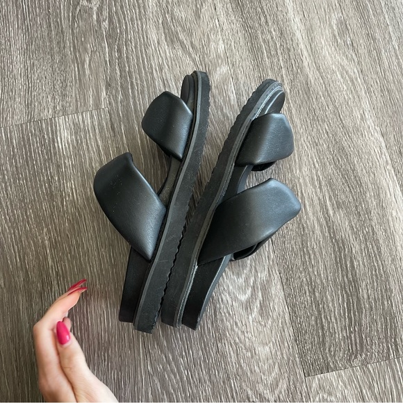 Billini Twisted Black Sandals - Picture 6 of 7